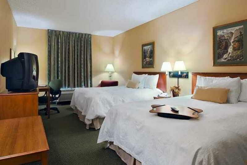 Hampton Inn Kansas City The Legends Exterior foto